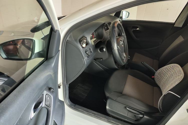 Used Volkswagen Polo 2016 1.4L Manual Fashion Model Driver Seat