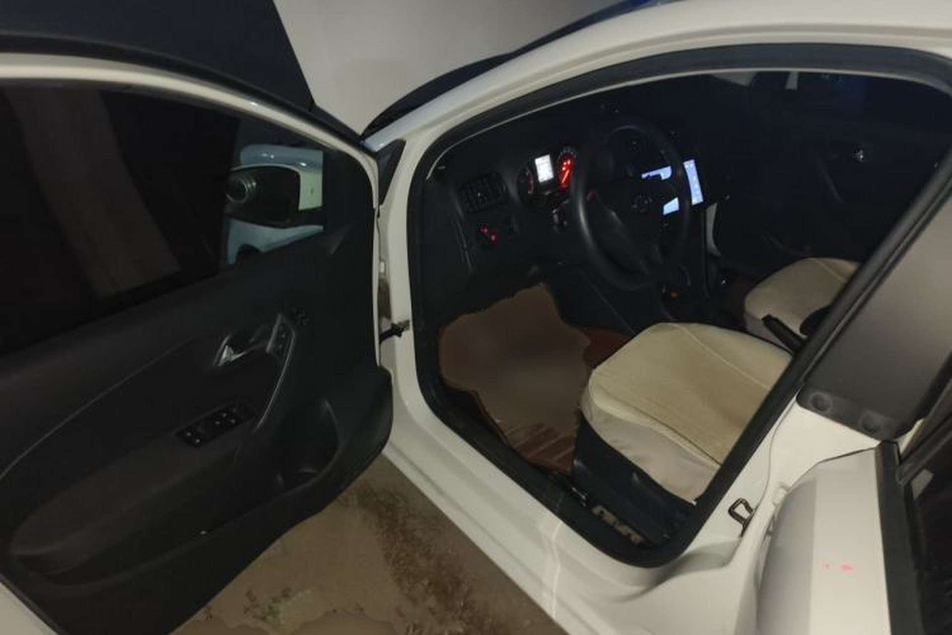 Used Volkswagen Polo 2016 1.4L Manual Fashion Model Driver Seat