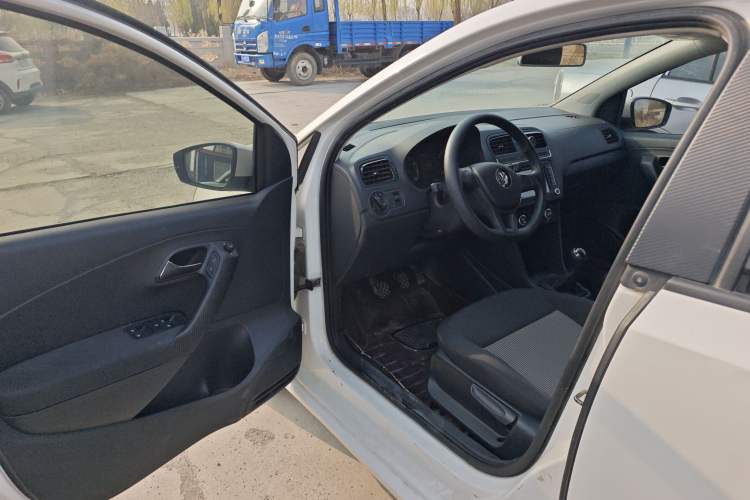 Used Volkswagen Polo 2016 1.4L Manual Fashion Model Driver Seat