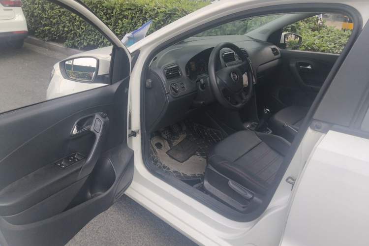Used Volkswagen Polo 2016 1.4L Manual Fashion Model Driver Seat