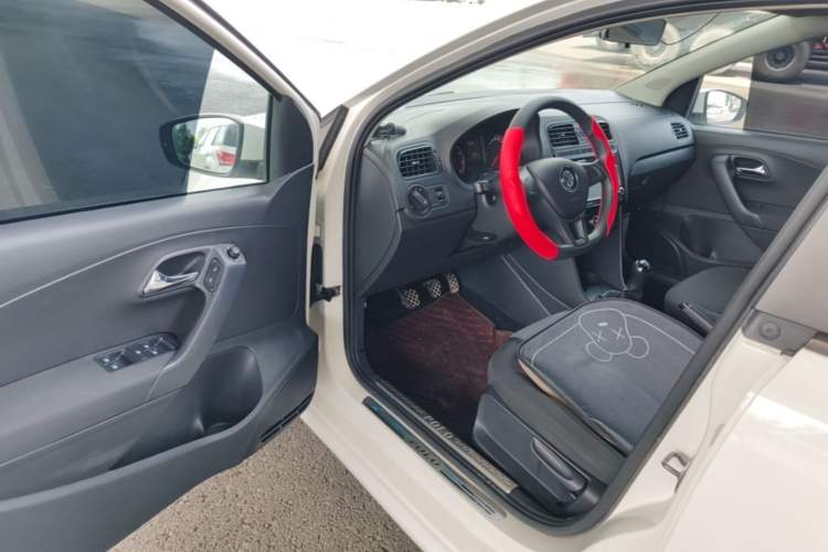 Used Volkswagen Polo 2016 1.4L Manual Fashion Model Driver Seat
