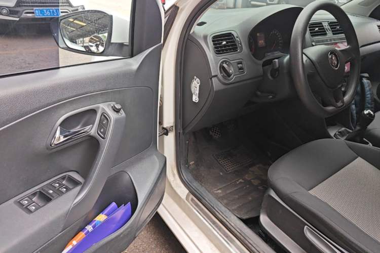 Used Volkswagen Polo 2016 1.4L Manual Fashion Model Driver Seat