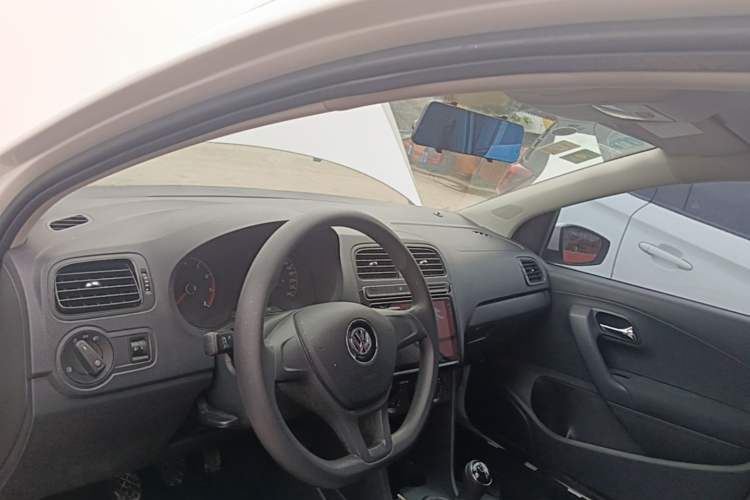 Used Volkswagen Polo 2016 1.4L Manual Fashion Model Driver Seat