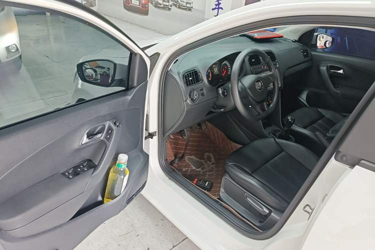 Used Volkswagen Polo 2016 1.4L Manual Fashion Model Driver Seat