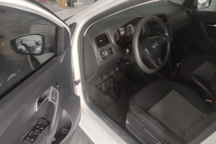Used Volkswagen Polo 2016 1.4L Manual Fashion Model Driver Seat
