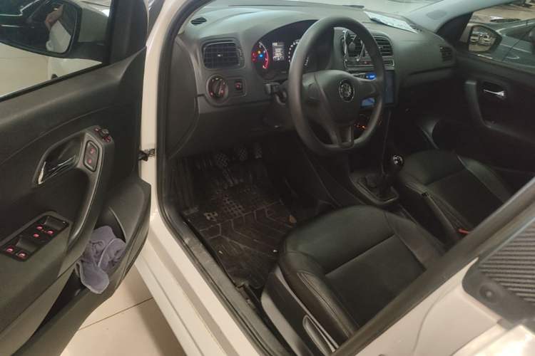 Used Volkswagen Polo 2016 1.4L Manual Fashion Model Driver Seat