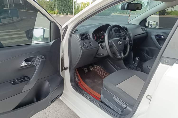 Used Volkswagen Polo 2016 1.4L Manual Fashion Model Driver Seat