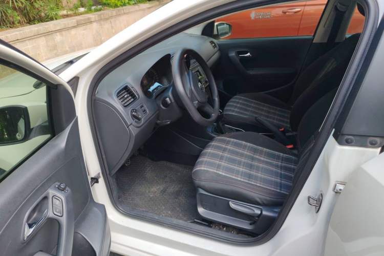Used Volkswagen Polo 2016 1.4L Manual Fashion Model Driver Seat