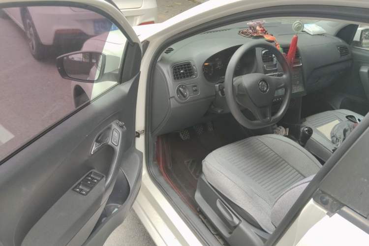 Used Volkswagen Polo 2016 1.4L Manual Fashion Model Driver Seat