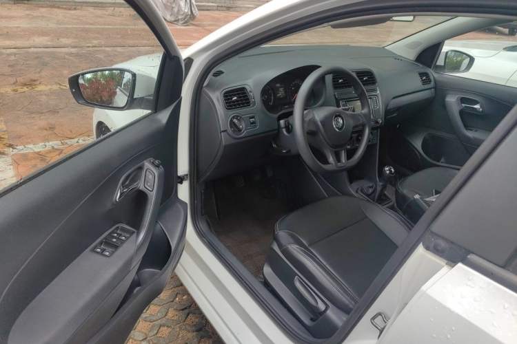 Used Volkswagen Polo 2016 1.4L Manual Fashion Model Driver Seat