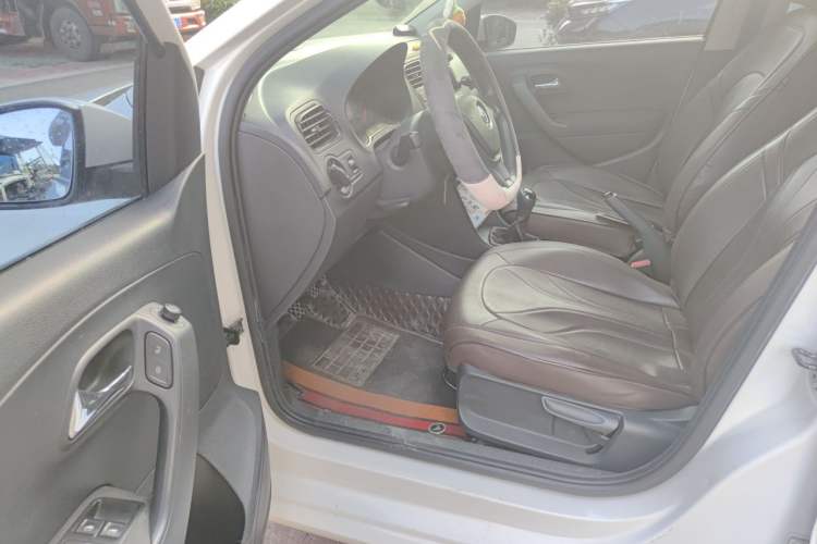Used Volkswagen Polo 2016 1.4L Manual Fashion Model Driver Seat
