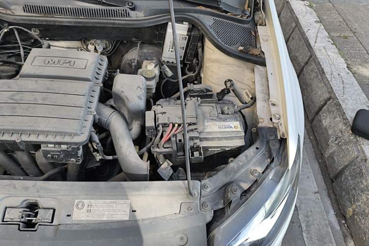 Used Volkswagen Polo 2016 1.4L Automatic Trendy Model Engine Bay Left