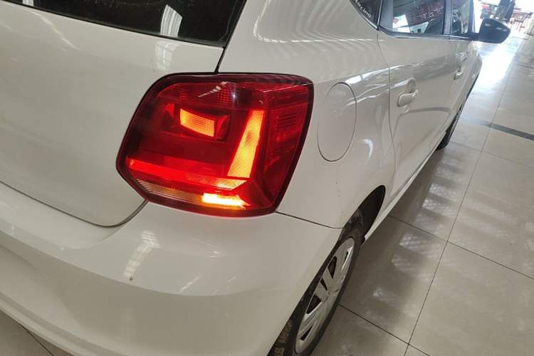 Used Volkswagen Polo 2016 1.4L Manual Fashion Model Exterior 3