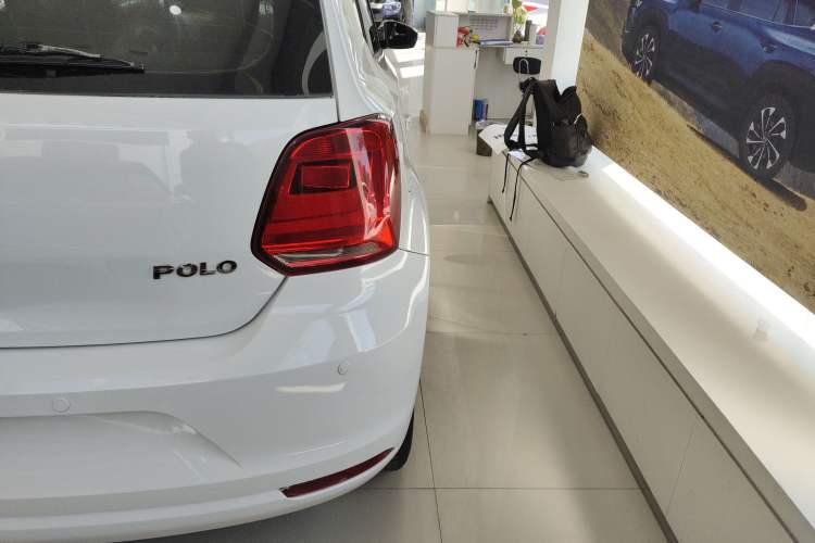 Used Volkswagen Polo 2016 1.4L Manual Fashion Model Exterior 3