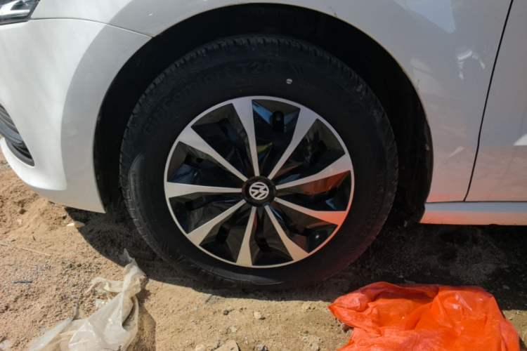 Used Volkswagen Polo 2016 1.4L Manual Fashion Model Exterior 4