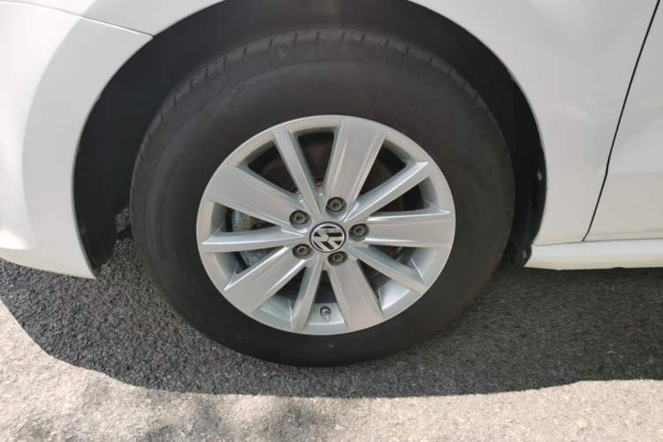 Used Volkswagen Polo 2016 1.4L Manual Fashion Model Exterior 4