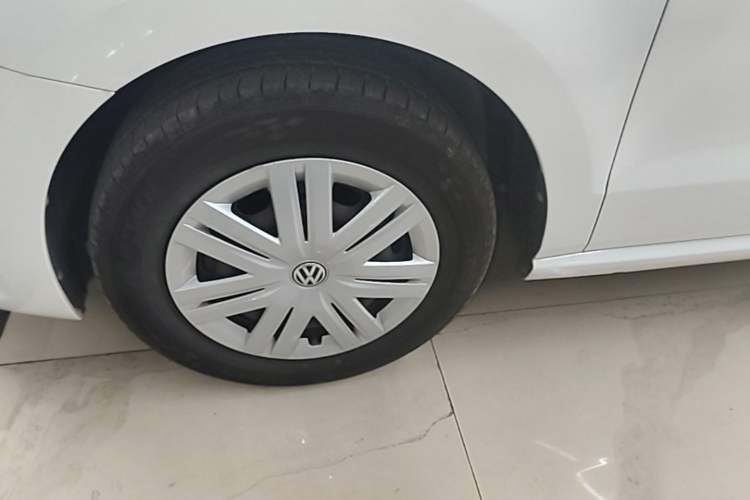 Used Volkswagen Polo 2016 1.4L Manual Fashion Model Exterior 4