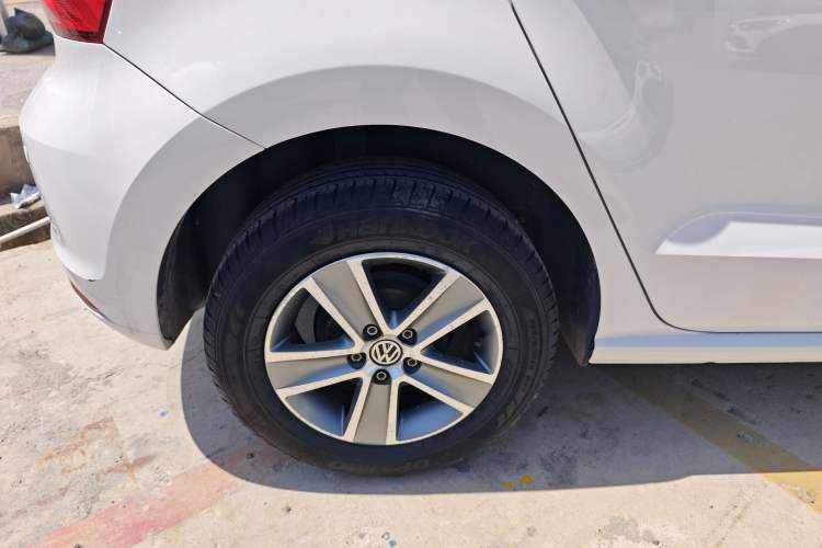 Used Volkswagen Polo 2016 1.4L Manual Fashion Model Exterior 5