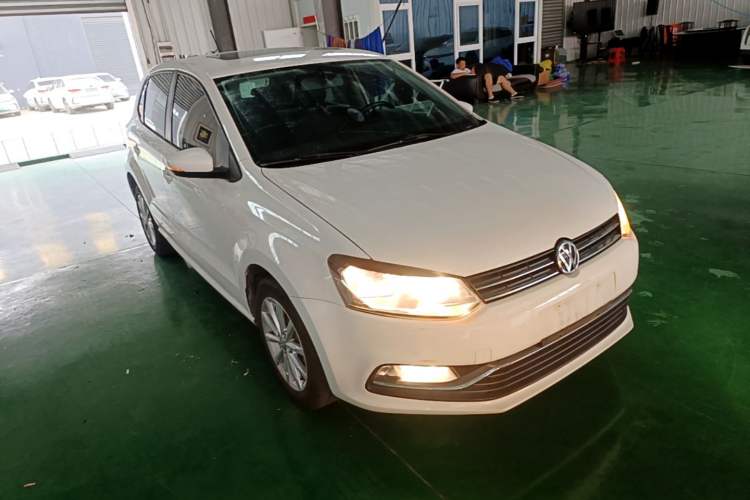 Used Volkswagen Polo 2016 1.6L Automatic Luxury Model Front Right 45 Deg