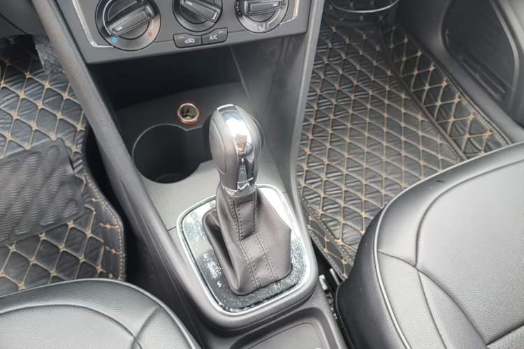 Used Volkswagen Polo 2016 1.6L Automatic Comfort Model Gear Lever
