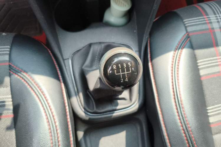 Used Volkswagen Polo 2016 1.4L Manual Fashion Model Gear Lever