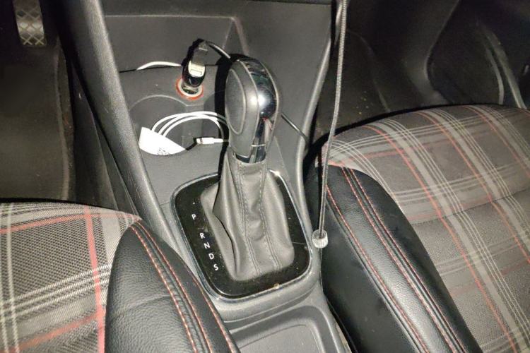 Used Volkswagen Polo 2016 1.6L Automatic Comfort Model Gear Lever