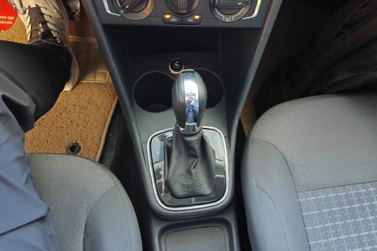 Used Volkswagen Polo 2016 1.6L Automatic Comfort Model Gear Lever