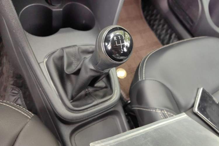 Used Volkswagen Polo 2016 1.4L Manual Fashion Model Gear Lever