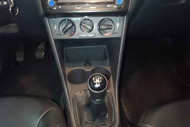 Used Volkswagen Polo 2016 1.4L Manual Fashion Model Gear Lever
