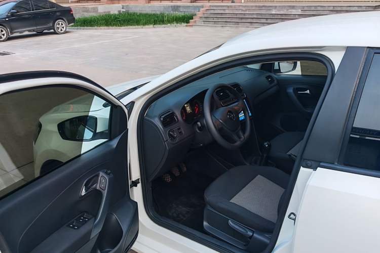 Used Volkswagen Polo 2016 1.4L Manual Fashion Model Interior 1