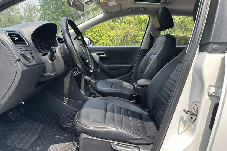 Used Volkswagen Polo 2016 1.6L Automatic Comfort Model Interior 1