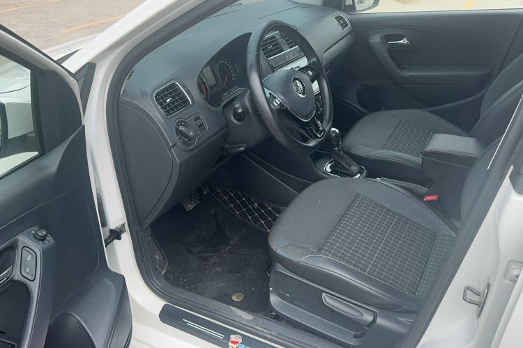 Used Volkswagen Polo 2016 1.6L Automatic Comfort Model Interior 1