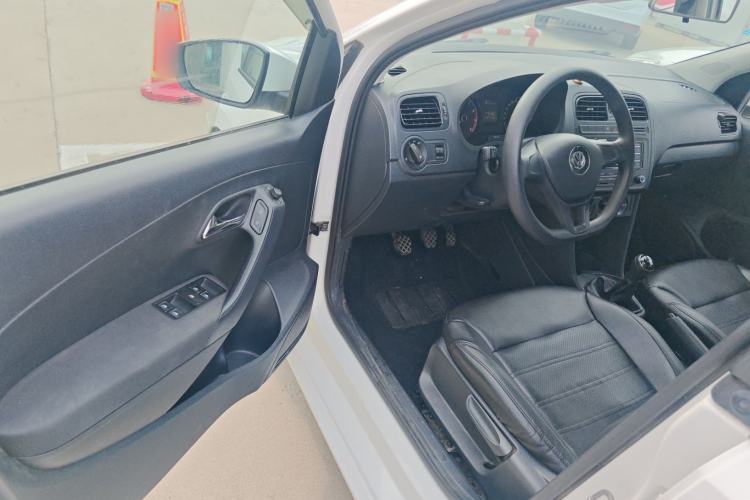 Used Volkswagen Polo 2016 1.4L Manual Fashion Model Interior 1