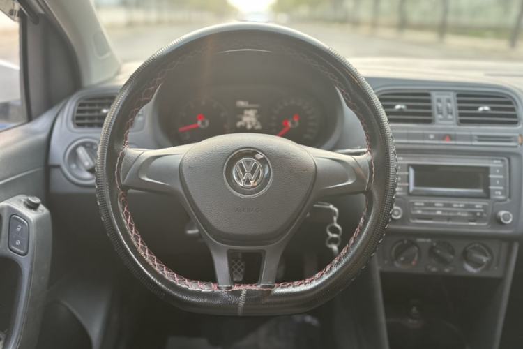 Used Volkswagen Polo 2016 1.4L Manual Fashion Model Interior 11