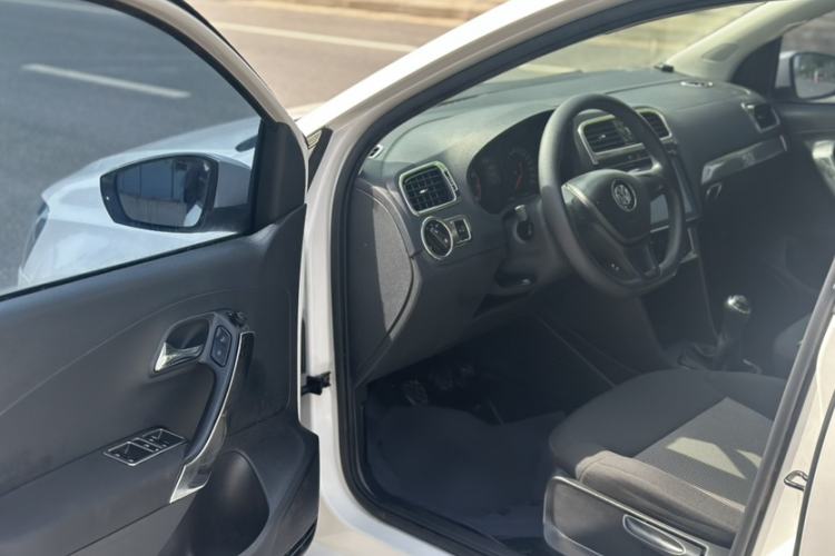 Used Volkswagen Polo 2016 1.4L Manual Fashion Model Interior 11