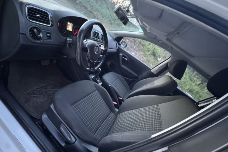 Used Volkswagen Polo 2016 1.6L Automatic Comfort Model Interior 2