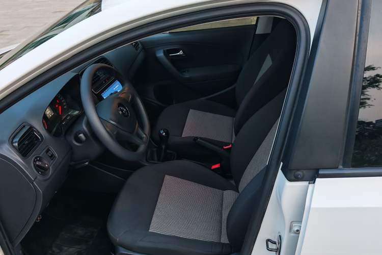 Used Volkswagen Polo 2016 1.4L Manual Fashion Model Interior 2