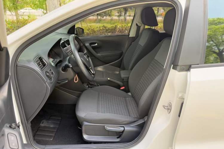 Used Volkswagen Polo 2016 1.6L Automatic Comfort Model Interior 2