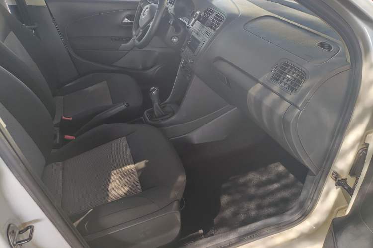 Used Volkswagen Polo 2016 1.4L Manual Fashion Model Interior 2