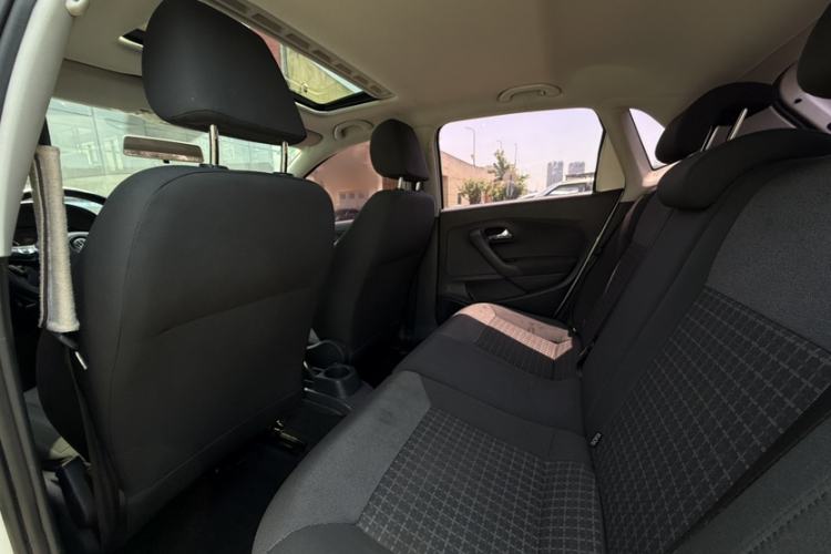 Used Volkswagen Polo 2016 1.6L Automatic Comfort Model Interior 2