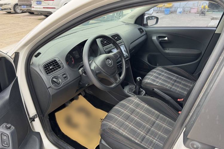 Used Volkswagen Polo 2016 1.4L Manual Fashion Model Interior 2