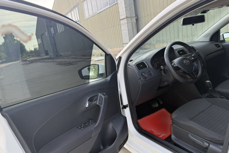Used Volkswagen Polo 2016 1.6L Automatic Comfort Model Interior 2