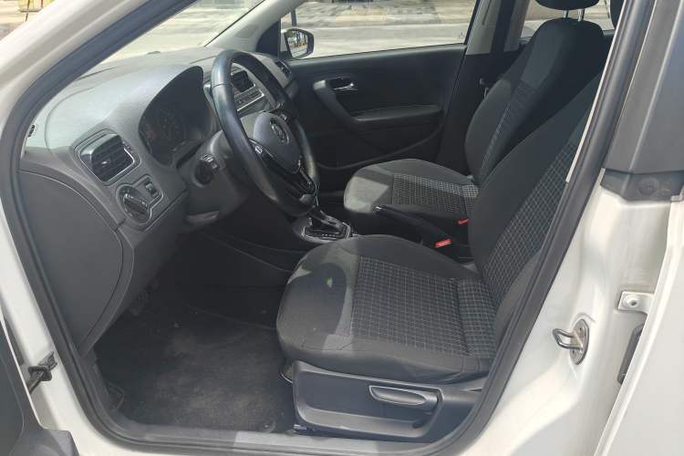 Used Volkswagen Polo 2016 1.6L Automatic Comfort Model Interior 2