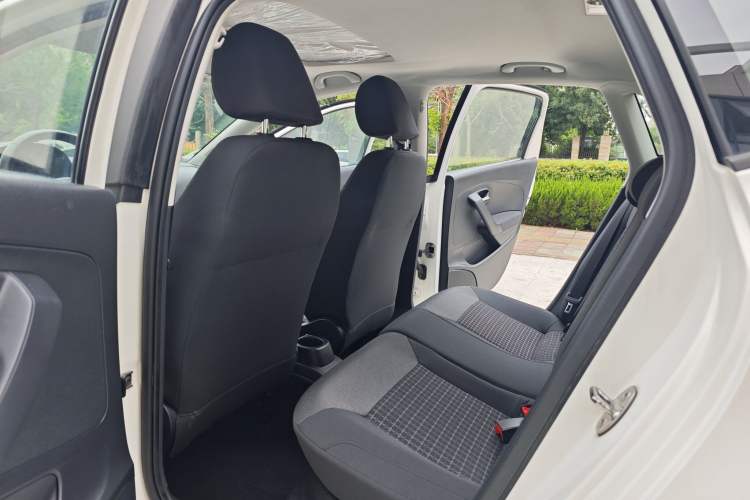 Used Volkswagen Polo 2016 1.6L Automatic Comfort Model Interior 2