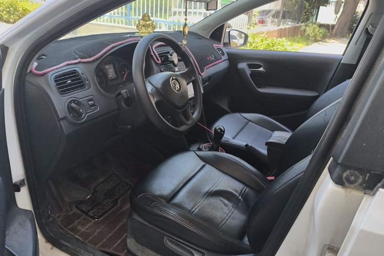 Used Volkswagen Polo 2016 1.4L Manual Fashion Model Interior 3