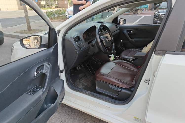 Used Volkswagen Polo 2016 1.6L Automatic Comfort Model Interior 3