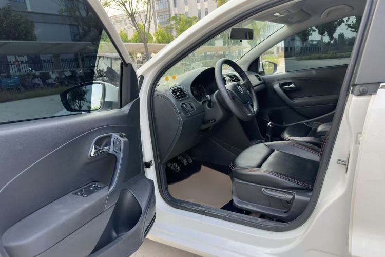 Used Volkswagen Polo 2016 1.4L Manual Fashion Model Interior 3