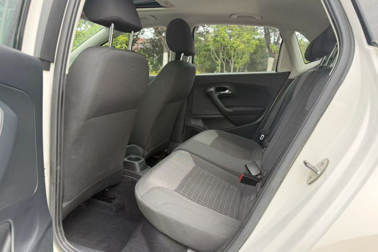 Used Volkswagen Polo 2016 1.6L Automatic Comfort Model Interior 3