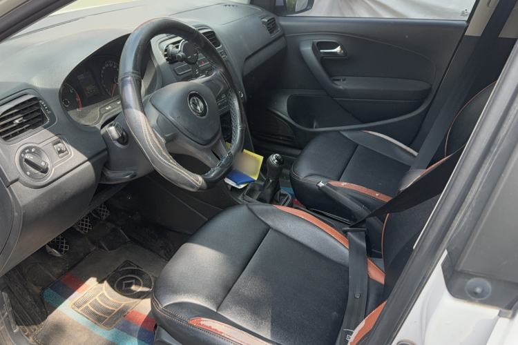 Used Volkswagen Polo 2016 1.4L Manual Fashion Model Interior 3