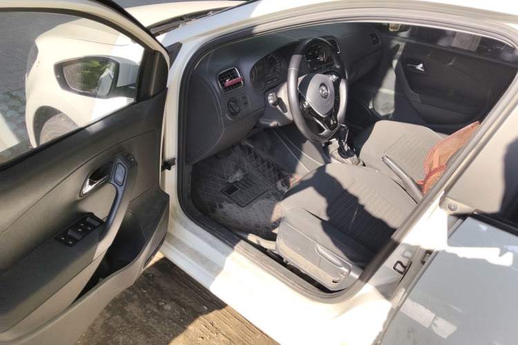 Used Volkswagen Polo 2016 1.6L Automatic Comfort Model Interior 3